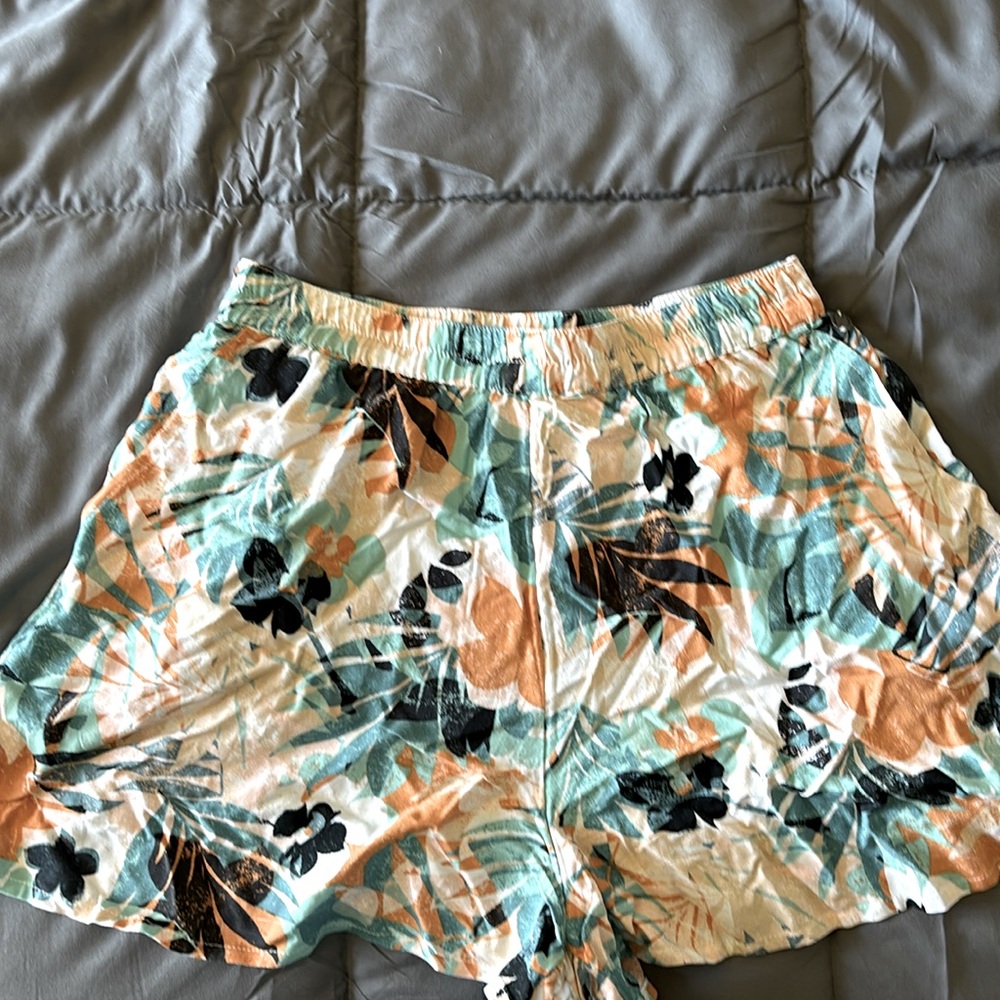 NWT-women’s XS canvas shorts. Floral print, with pockets.